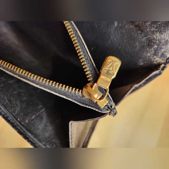 AUTHENTIC Louis Vuitton Epi leather Porte Tresor International wallet. Black. - Picture 9 of 12